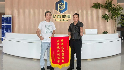 匠心交付！凯悦建设获亿泰玻璃锦旗认可